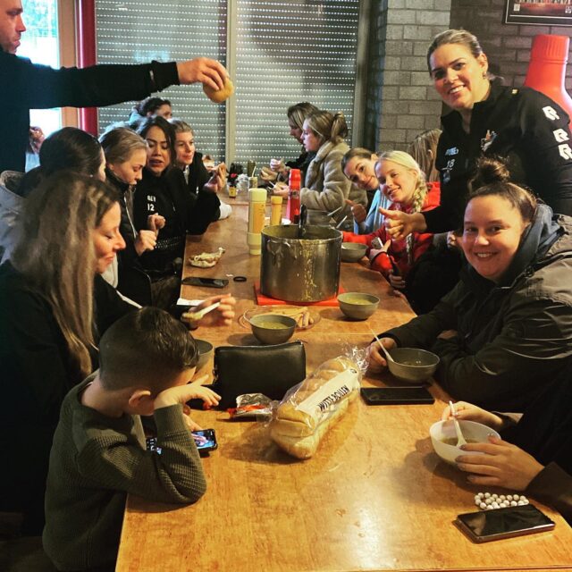 Wat een kou! 🥶🥶 Na een overwinning van 3-1 is het tijd om warm te worden! Verse snert  voor onze Dames 1 
.

.

.
.

.
#snert #sport #kou #team #teamies #dames #dbndames #gezellig #voetbalmeiden #voetbalmeid #voetbal #voetballen #winter #bijnawinterstop #overwinning #winnen
